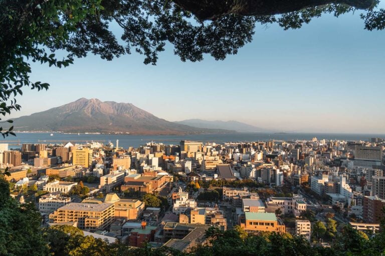 uitzicht op vulkaan en stad Kagoshima