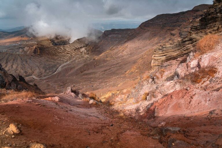 rood vulkaanlandschap Mount Aso