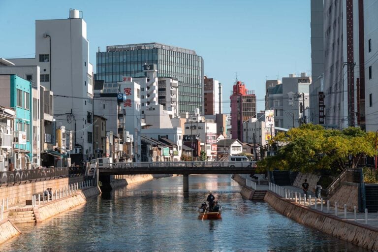 roeiboot op rivier in Fukuoka