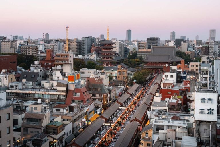 uitzicht op tempel Senso-ji van bovenaf