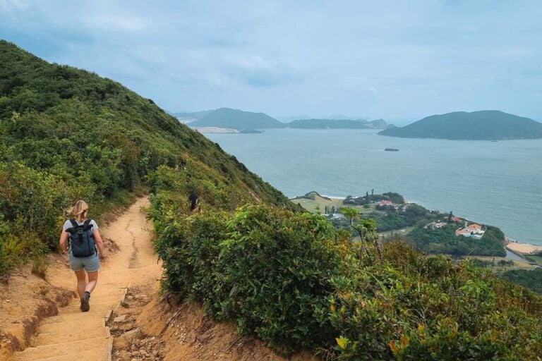 wandelaar op berg met uitzicht op zee