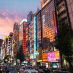 Shinjuku neonlichten met roze lucht
