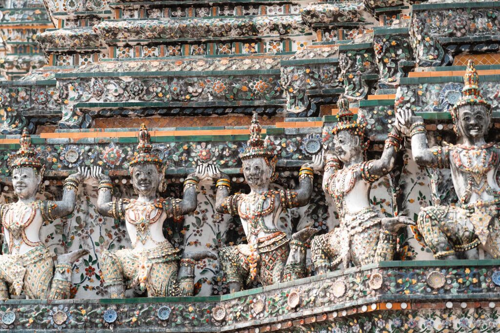 beeldhouwwerken aan buitenkant Thaise tempel