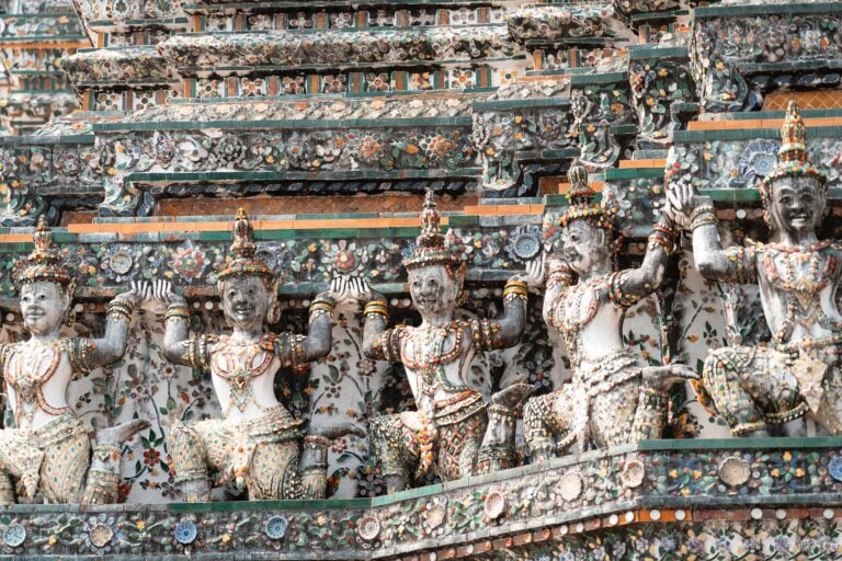 beeldhouwwerken aan buitenkant Thaise tempel