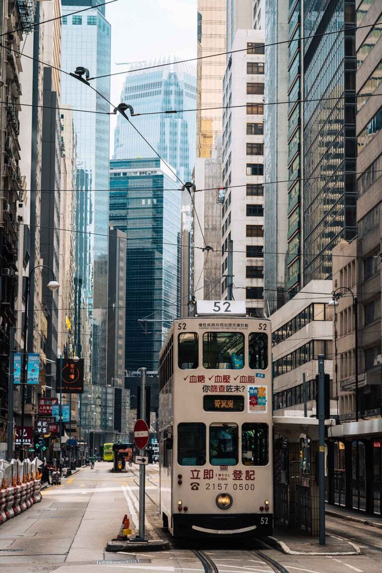 dubbeldekker tram tussen wolkenkrabbers