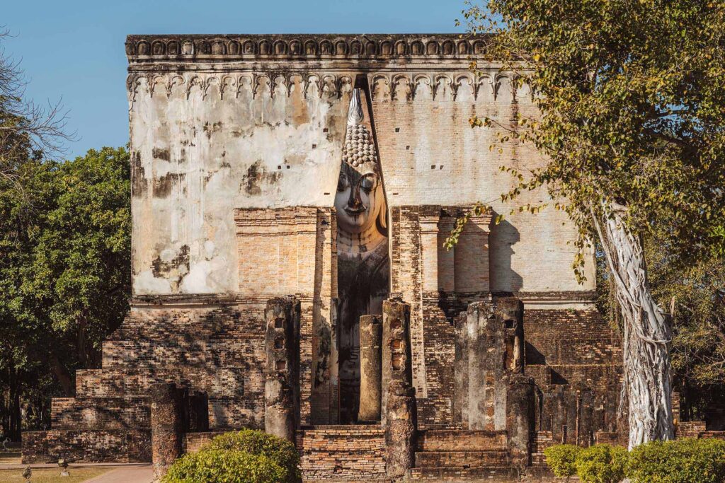 Grote zittende Boeddha in oude tempel Thailand
