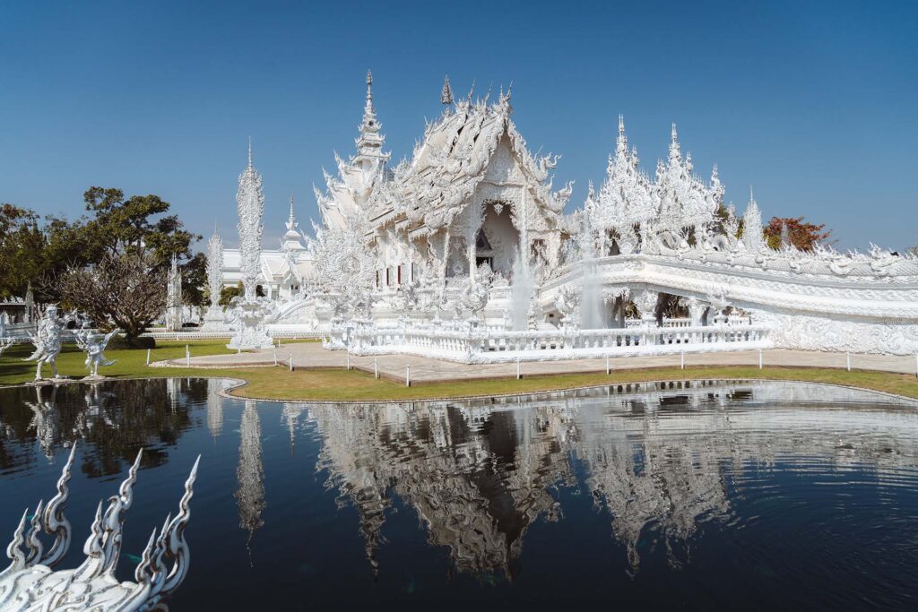 witte tempel Thailand weerspiegelt in vijver