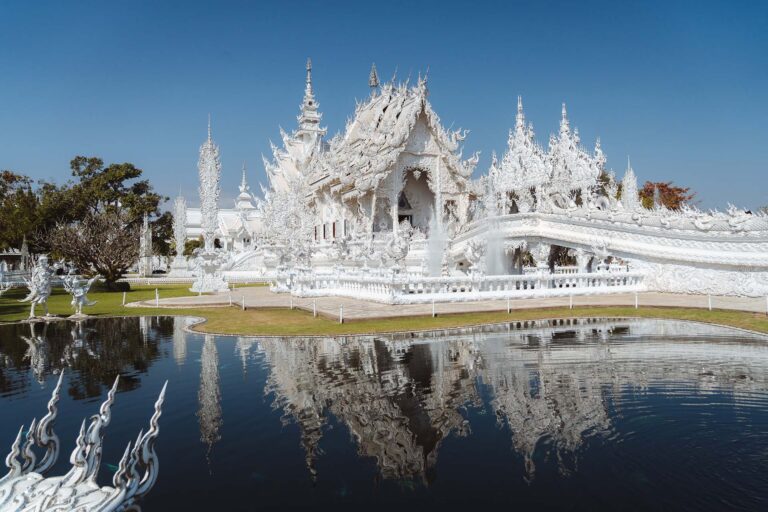 witte tempel Thailand weerspiegelt in vijver