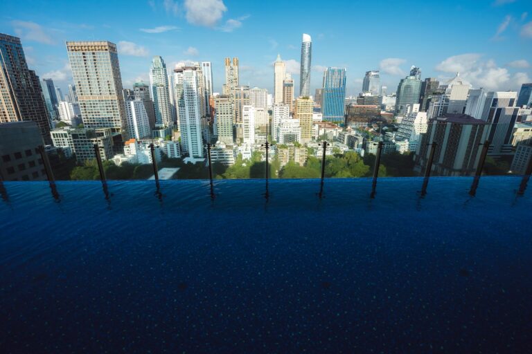 hotelzwembad met uitzicht op Bangkok