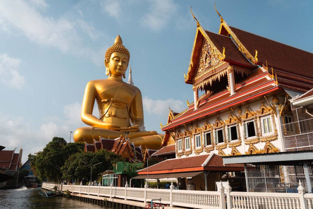 grote gouden Boeddha in Thailand