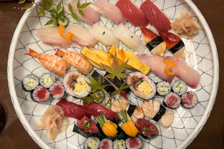 verschillende soorten sushi op groot bord