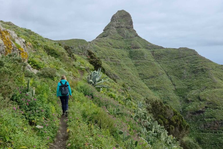 wandelaar op bergpad Tenerife