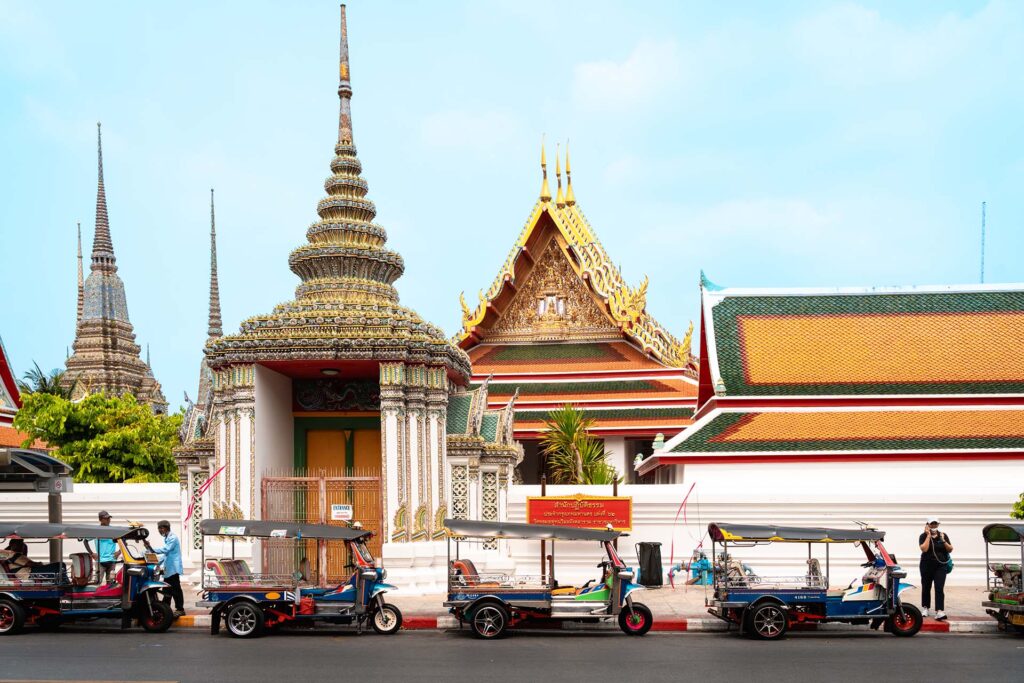 rij tuktuks voor tempel Bangkok