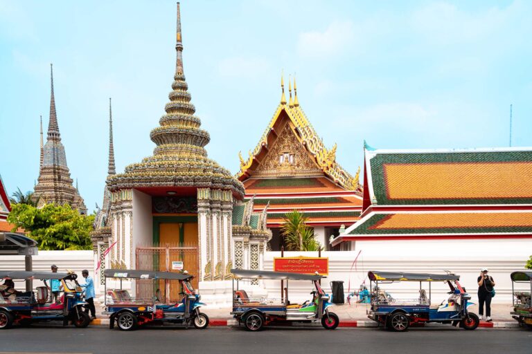 rij tuktuks voor tempel Bangkok