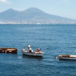 roeibootjes in Golf van Napels met Vesuvius op achtergrond