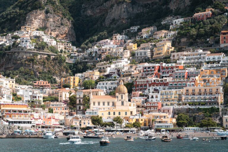 Positano aan Amalfikust vanaf zee gezien