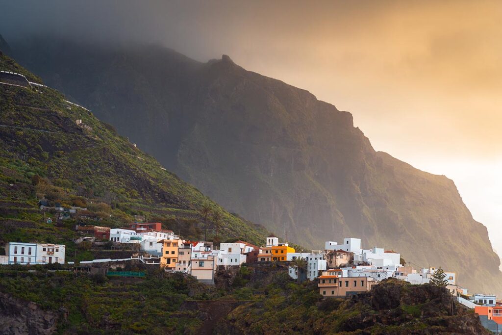 Zonsondergang Garachico bij bergen
