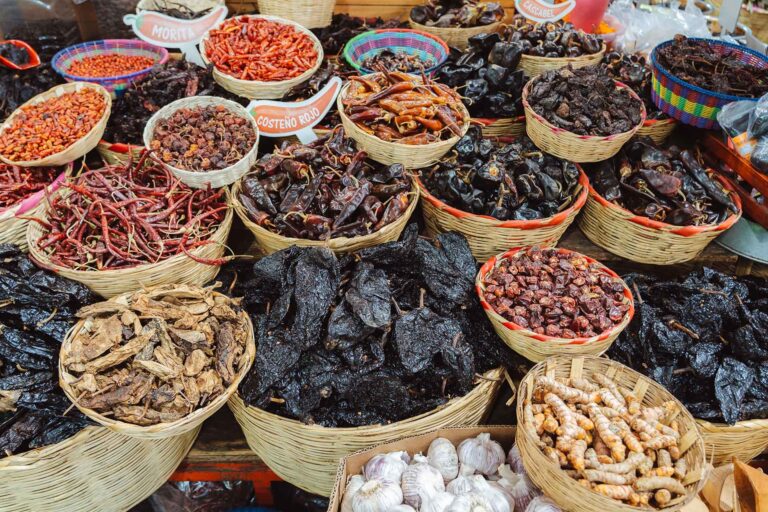 verschillende soorten gedroogde chilipepers op markt Mexico