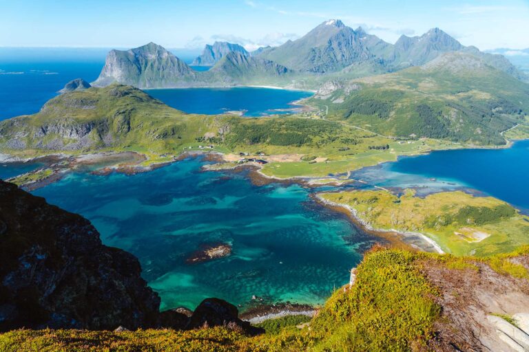 uitzicht over fjorden en stranden