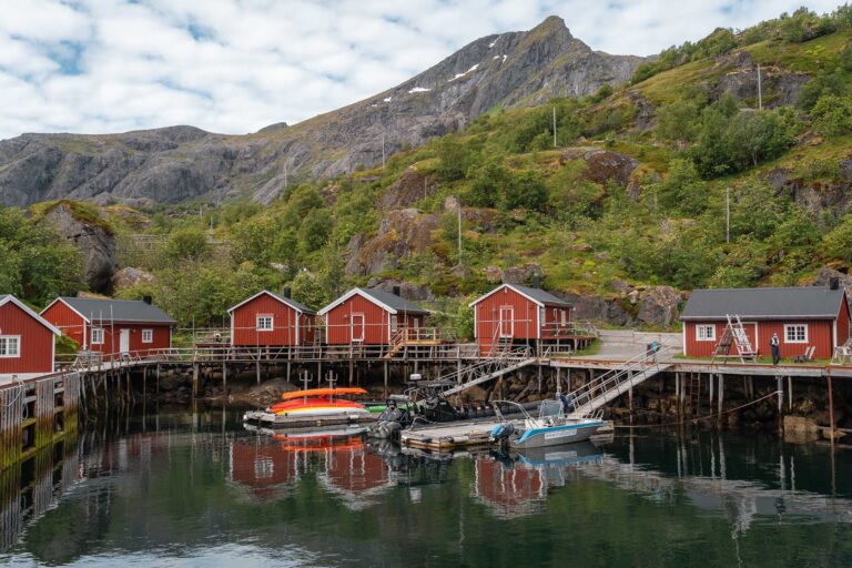 rode vissershuisjes op de Lofoten