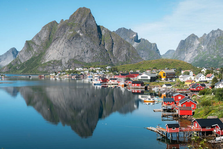 dorp Reine omringd door bergen