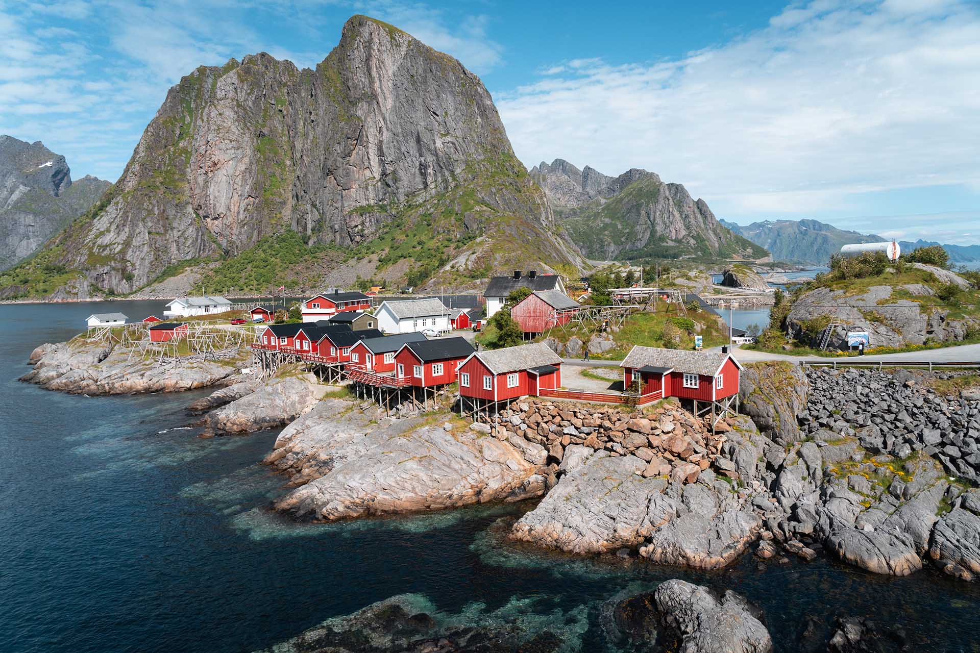 dorp met rode Noorse vissershuisjes in fjord