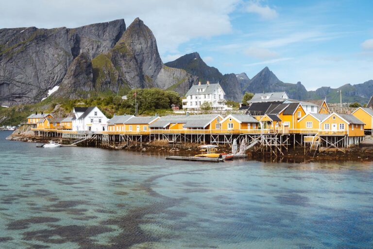gele vissershuisjes aan fjord