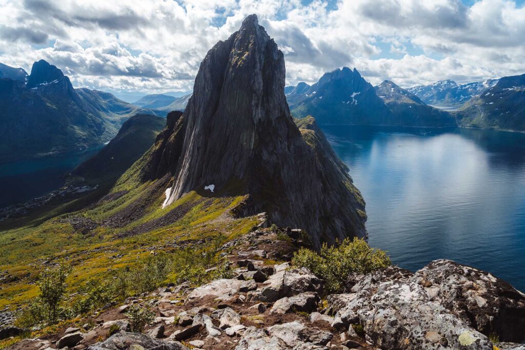 steile rotsberg Segja rijst op uit fjord