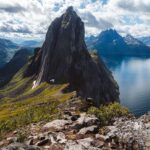 steile rotsberg Segja rijst op uit fjord