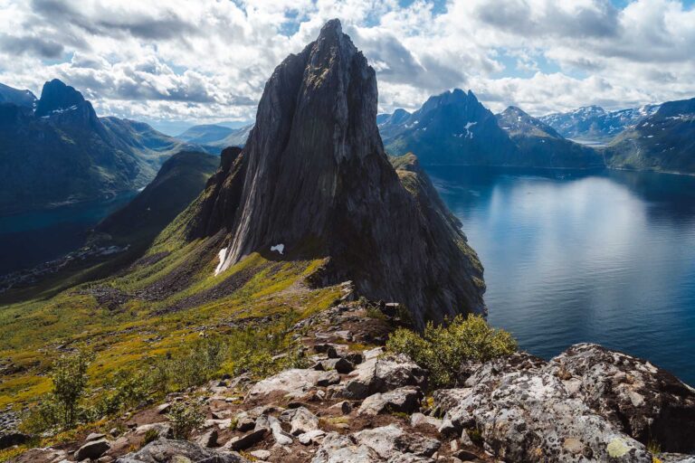 steile rotsberg Segja rijst op uit fjord