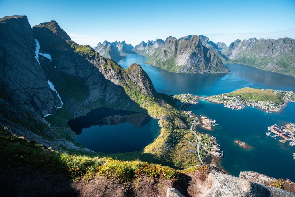 uitzicht over bergen en fjorden Lofoten