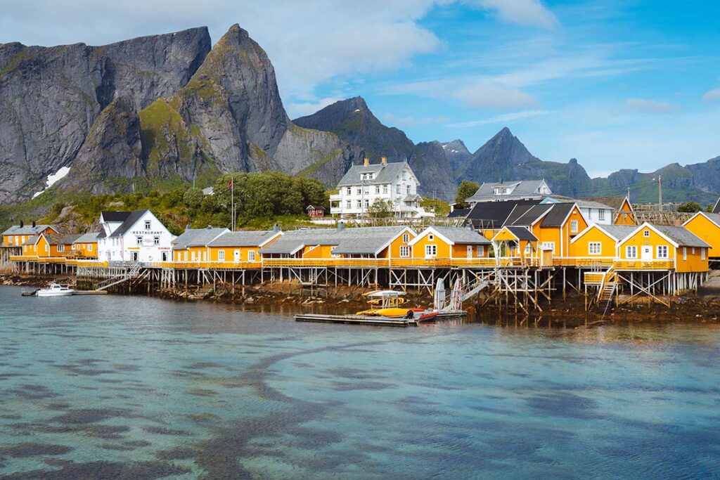 gele vissershuisjes op eiland Lofoten
